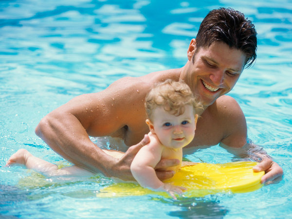 La resistencia que el agua ofrece a los movimientos del bebé favorece el desarrollo muscular